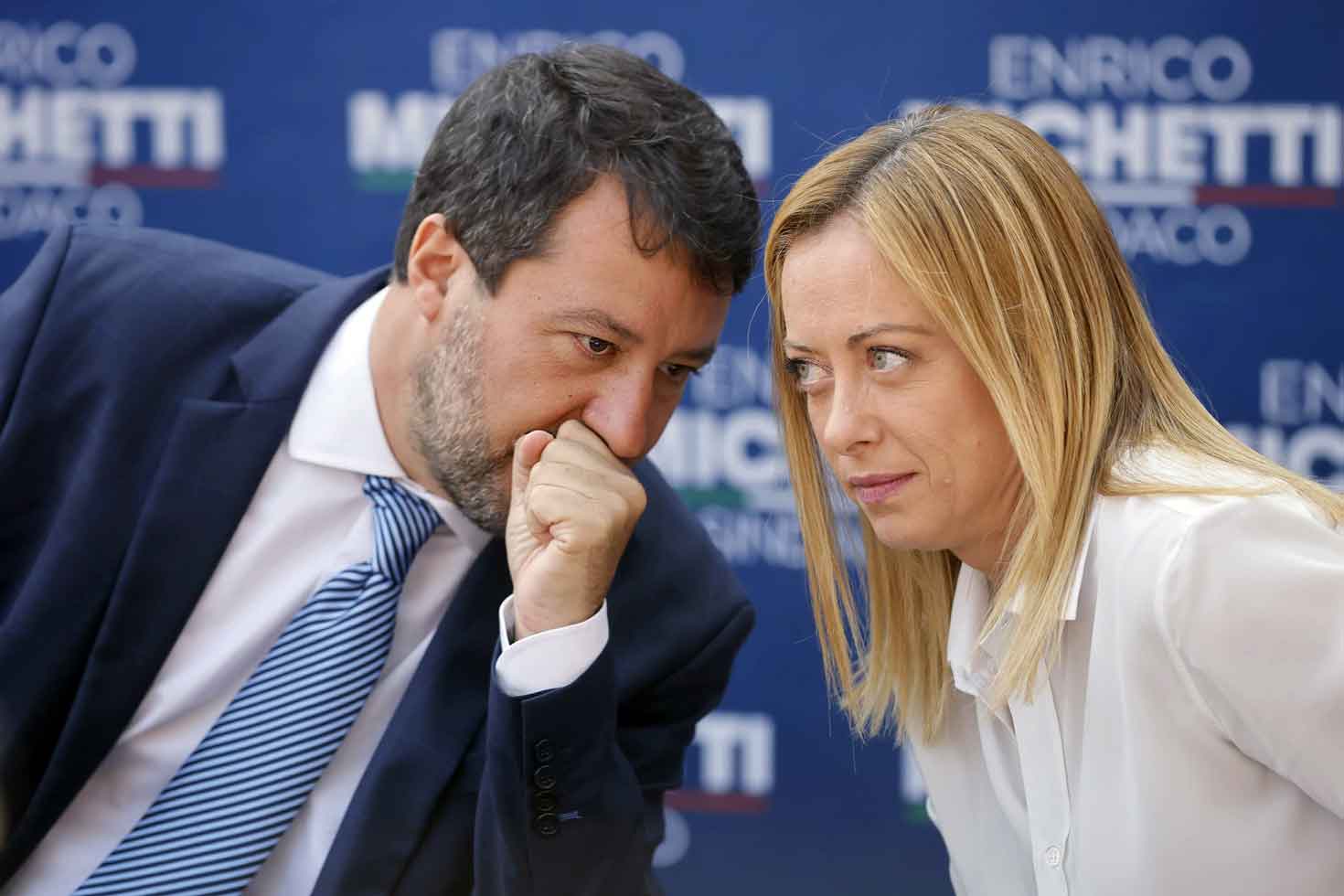 Meloni e Salvini dietro la lavagna con  le orecchie d’asino